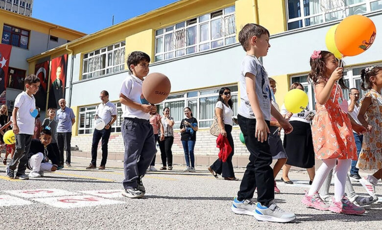 20 milyondan fazla öğrenci pazartesi ders başı yapacak