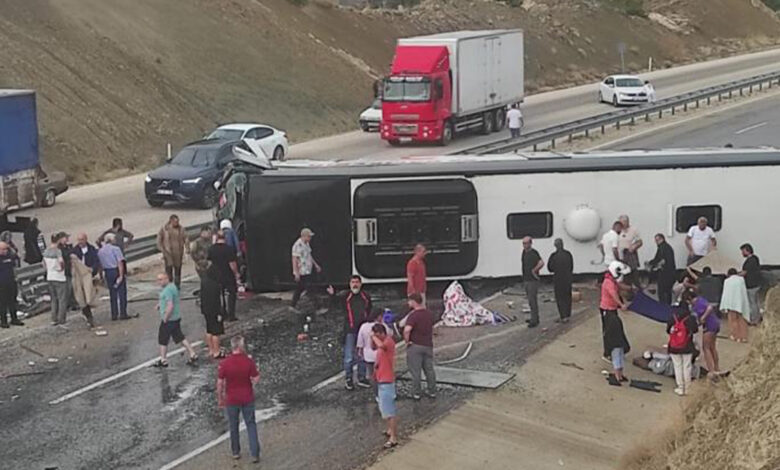 Antalya'da yolcu otobüsü devrildi: 10 yaralı