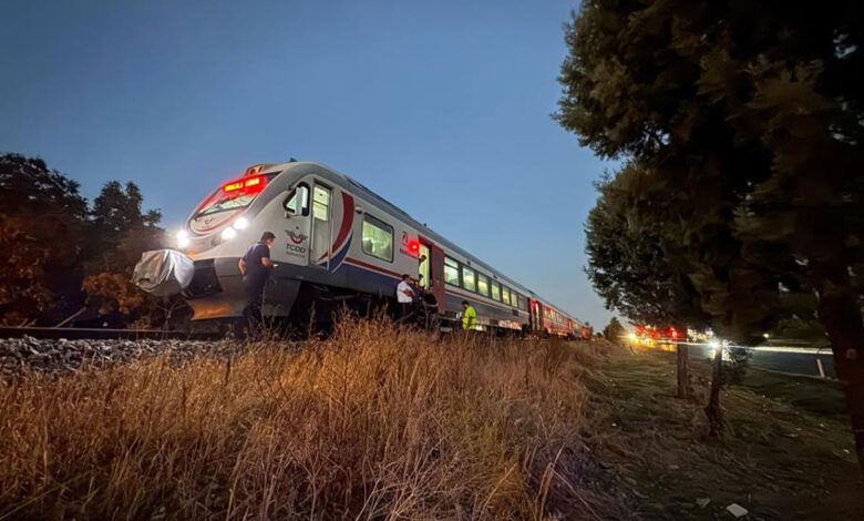 Aydın’da korkutan kaza! Raylardan geçerken tren çarptı