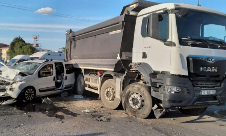 Balıkesir'de korkutan kaza! Ticari araçla kamyon çarpıştı: Çok sayıda yaralı var