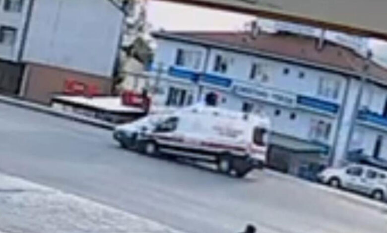 Bolu'da korkutan kaza: Ambulansla ticari araç çarpıştı