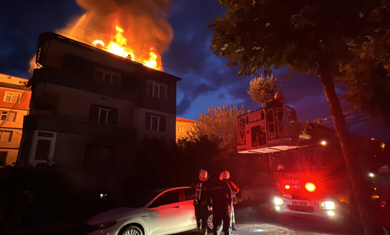 Bolu'da yıldırım isabet eden apartmanın çatısında yangın çıktı