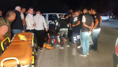 Bursa'da feci kaza: Dönüş yapan otomobile çarpan motosikletteki iki kişi yaralandı 