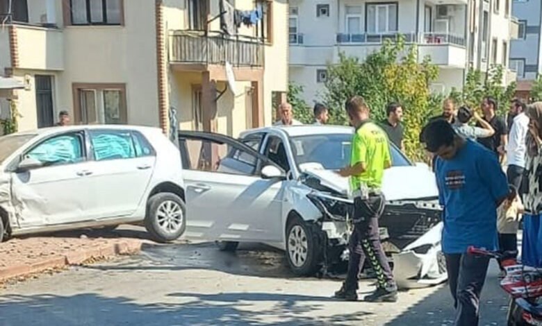 Bursa'da iki otomobilin çarpıştığı kazada 4 kişi yaralandı