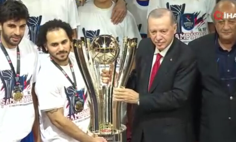 Cumhurbaşkanı Erdoğan, Anadolu Efes'e kupasını takdim etti