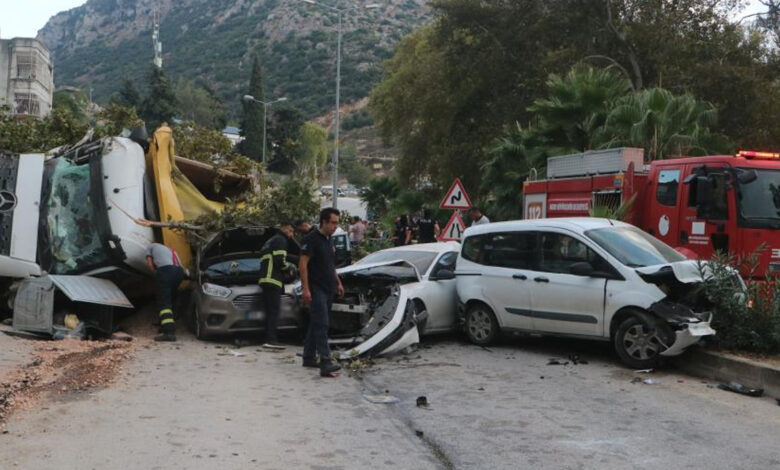 Hatay'da feci kaza! Hafriyat kamyonu 7 aracı biçti: Yaralılar var