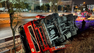 İstanbul'da karşı şeride geçen hafriyat kamyonu yan yattı