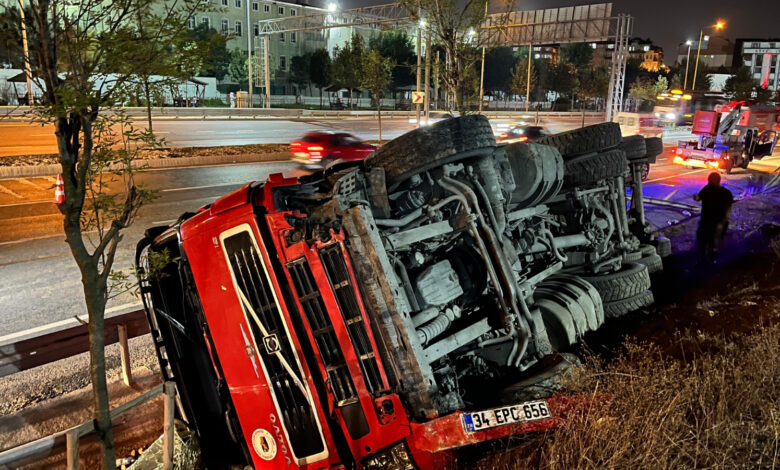 İstanbul'da karşı şeride geçen hafriyat kamyonu yan yattı