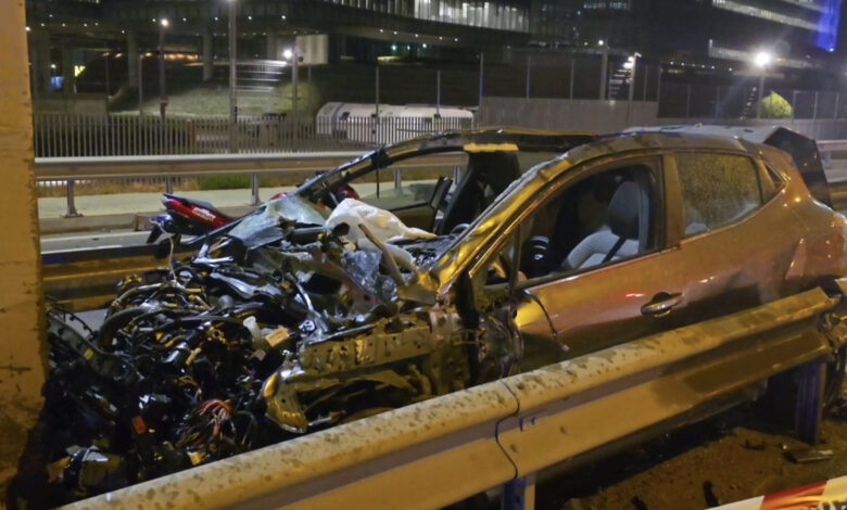 İstanbul'da kaza! Bariyerleri aşan otomobil direğe çarptı