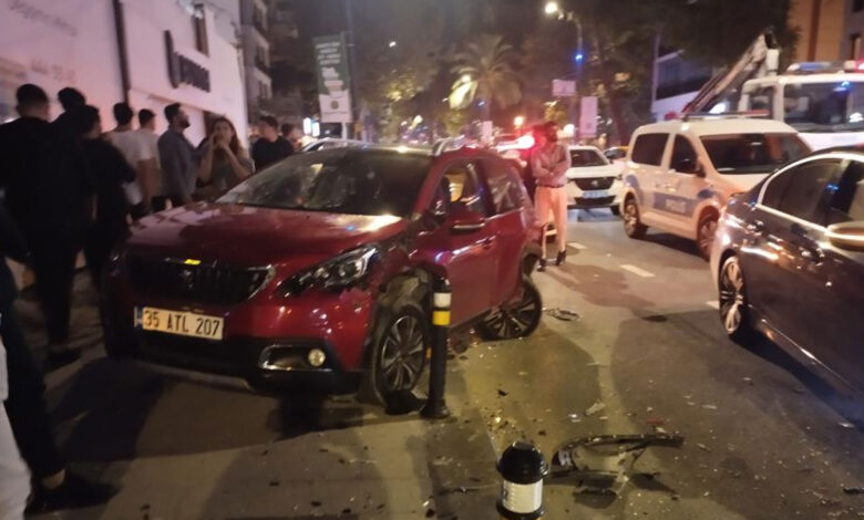 Kadıköy'de kontrolden çıkan otomobil park halindeki araçlara çarptı