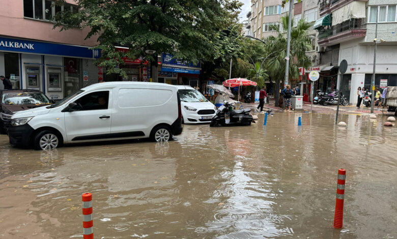 Sağanak ve fırtına etkili oldu: Balıkçı tekneleri karaya vurdu, yollar göle döndü