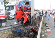 Yön tabelasına çarpan kamyonetin motoru fırladı