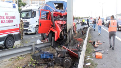 Yön tabelasına çarpan kamyonetin motoru fırladı