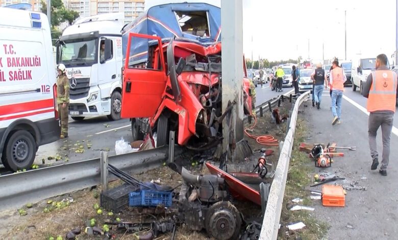 Yön tabelasına çarpan kamyonetin motoru fırladı