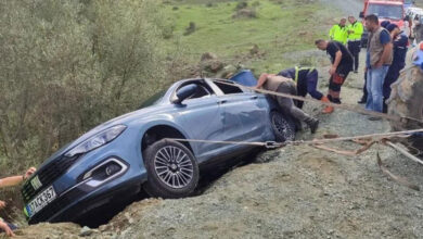 Yürekleri ağza getiren kaza: Otomobil yol kenarında asılı kaldı