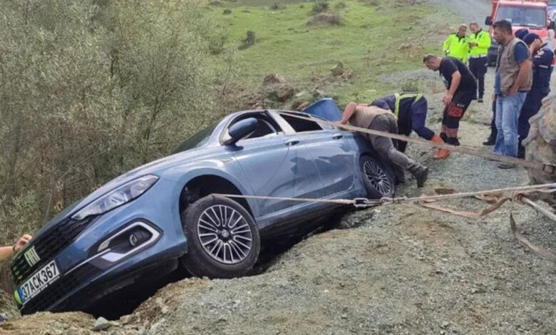 Yürekleri ağza getiren kaza: Otomobil yol kenarında asılı kaldı