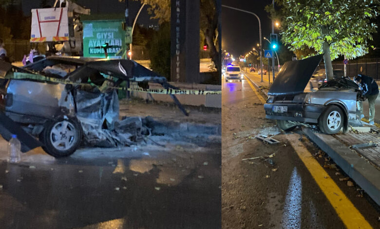 Ağaca çarptı, ikiye bölündü: Bu otomobilde sağ çıktılar!