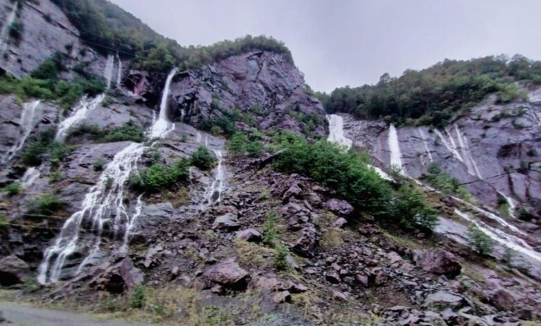 Artvin'i şiddetli yağış vurdu! Bazı köy yolları ulaşıma kapandı