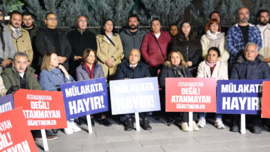 CHP'li vekillerden Milli Eğitim Bakanlığı önünde oturma eylemi