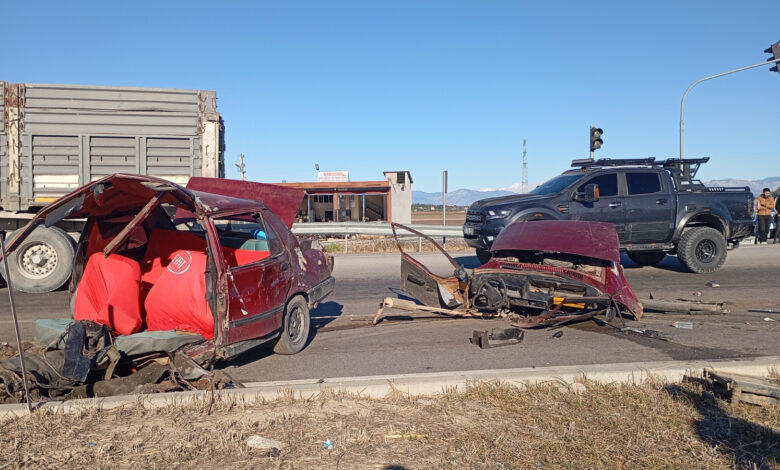 Feci kaza... Otomobil ikiye bölündü, 2 kişi yola fırladı