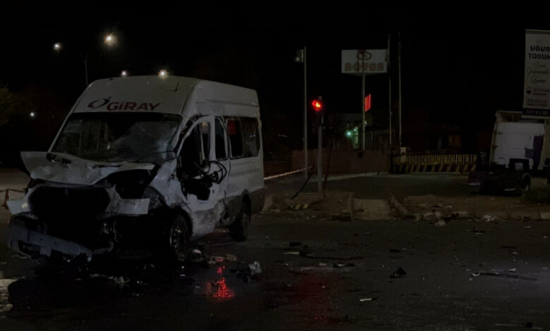 Gaziantep'te TIR işçi servisine çarptı: 3'ü ağır 13 yaralı 