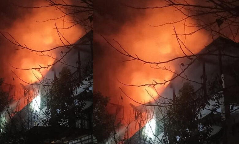 Kocaeli'de geceyi alevler aydınlattı! Ev, çıkan yangında küle döndü