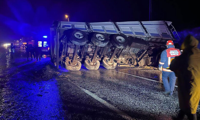 Malatya'da kontrolden çıkan maden yüklü tır devrildi