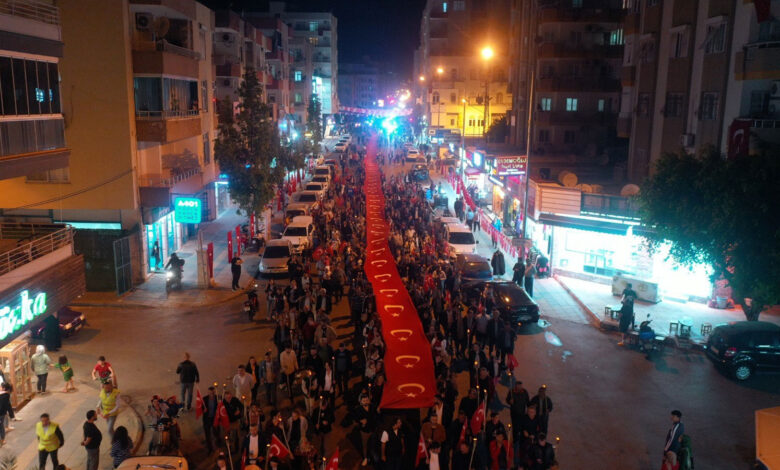 Mersin'de cumhuriyet coşkusu: Binlerce kişi meşalelerle sokaklara akın etti