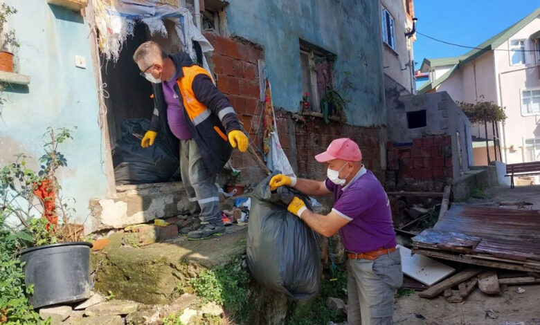 Ordu'da kötü koku gelen evden 2 kamyon çöp çıktı