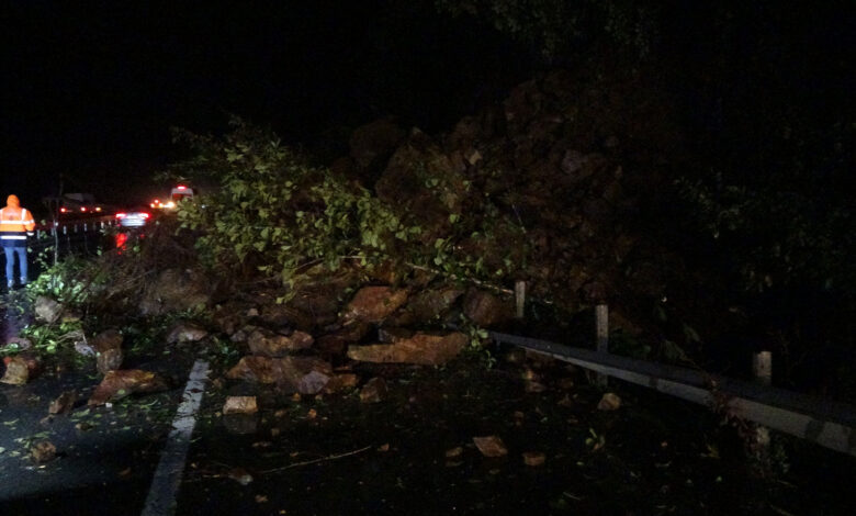 Rize’de heyelan! Karadeniz sahil yolu tek yönlü ulaşıma kapandı